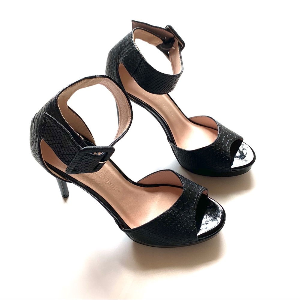 CHINESE LAUNDRY Black snake textured platform heels NWOT Size 8 - 4.5” tall shoe